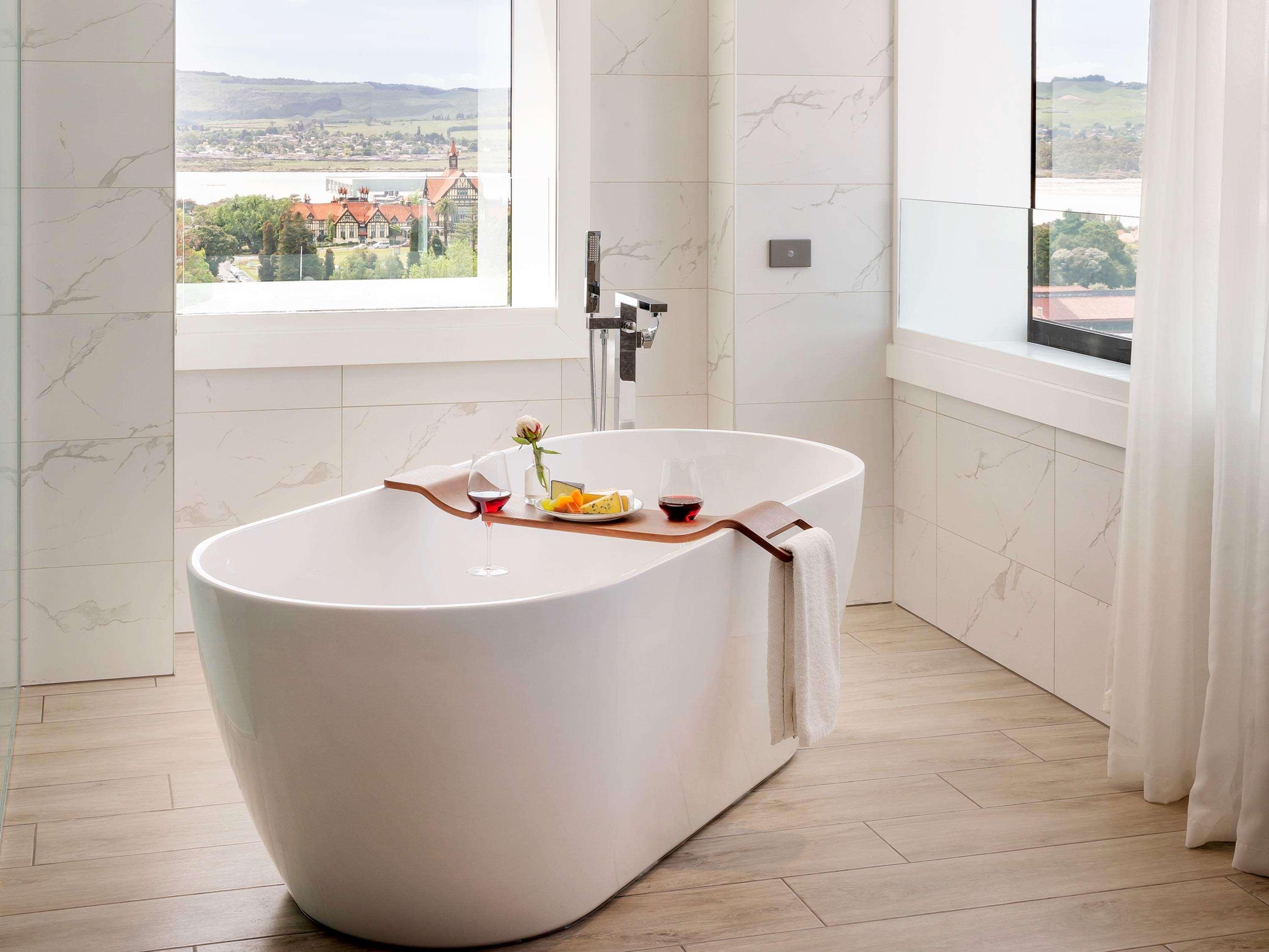 Pullman Rotorua Otel Dış mekan fotoğraf A freestanding bathtub