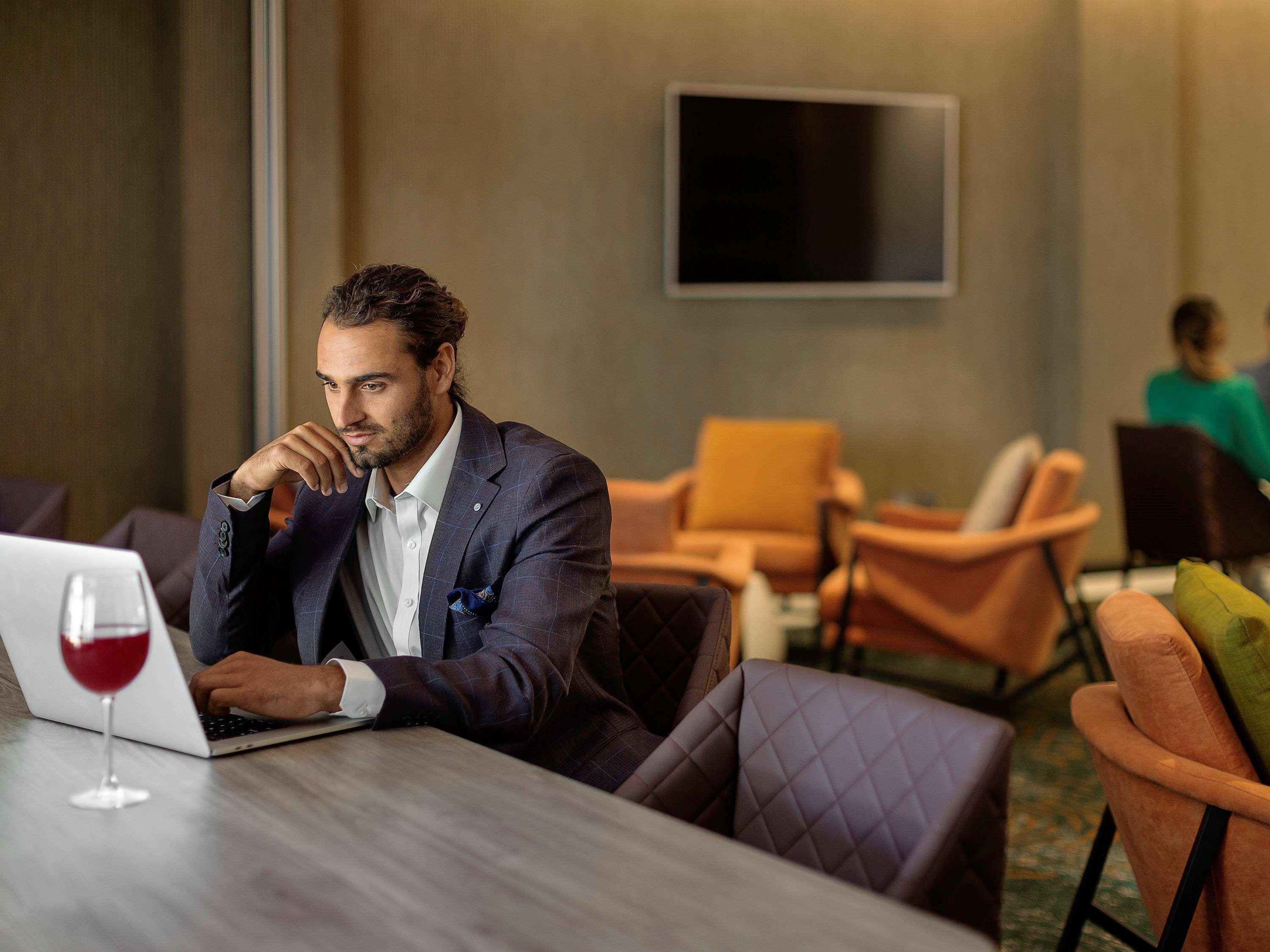 Pullman Rotorua Otel Dış mekan fotoğraf A man working on a laptop