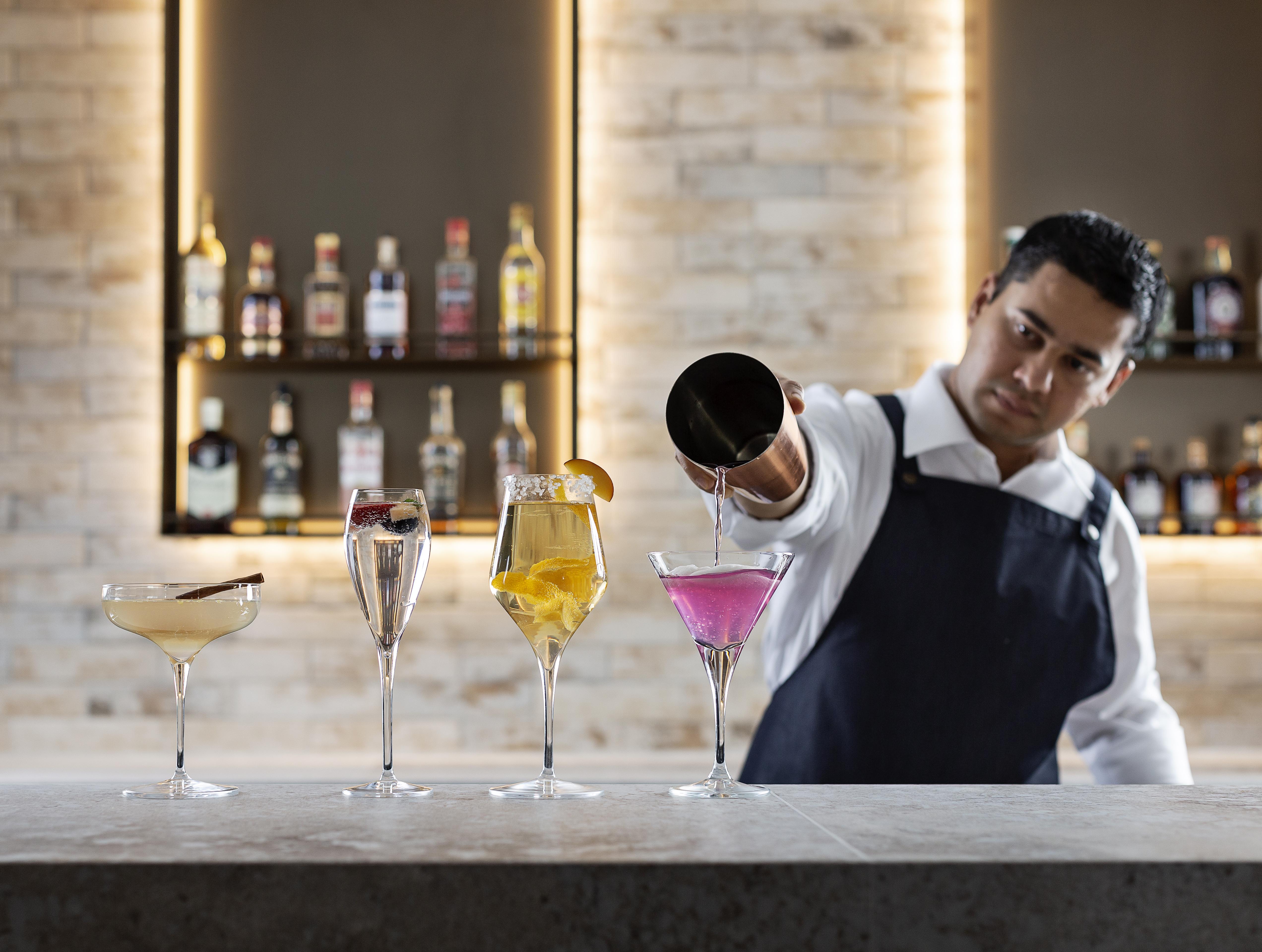 Pullman Rotorua Otel Dış mekan fotoğraf A bartender at work