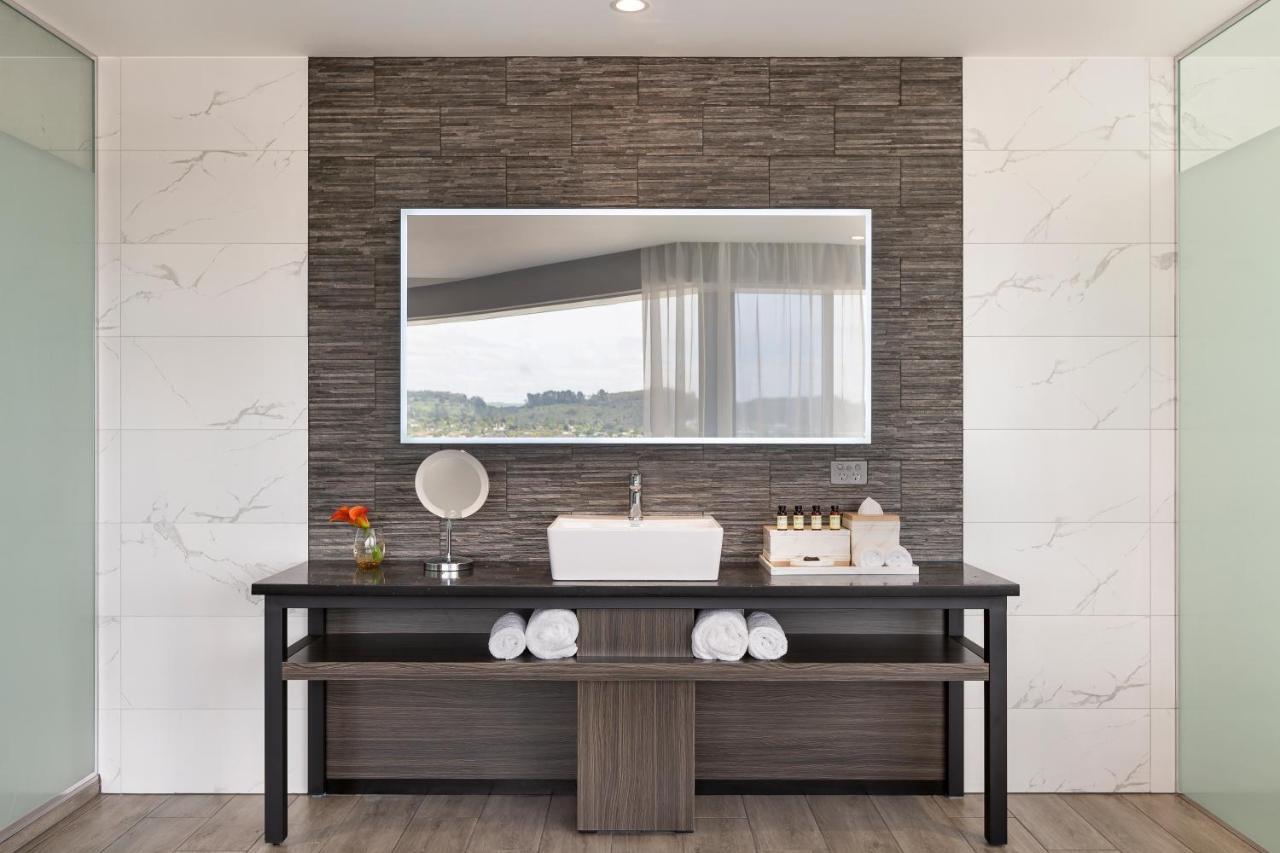 Pullman Rotorua Otel Dış mekan fotoğraf Bathroom with a mirror
